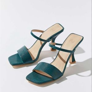 UO NWOT Strappy Heels, Sz 8